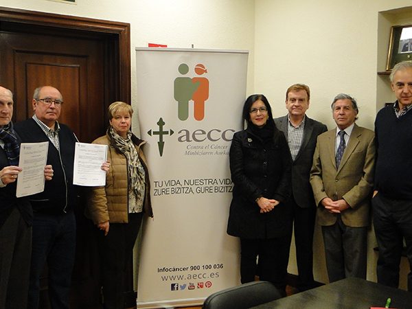 Acuerdo de colaboración de la AECC de Bizkaia con la Fundación ARGIA – Ostomizados de Bizkaia // Bizkaiko AECCren eta ARGIA- Bizkaiko ostomizatuen elkartearen arteko kolaborazio hitzarmena.